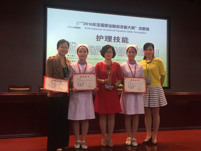 马秋平副校长（中）与荣获一等奖选手梁雪玲（右二）、二等奖选手黎东尔（左二）、指导老师冯超（左一）、指导老师兰艺（右一）合影