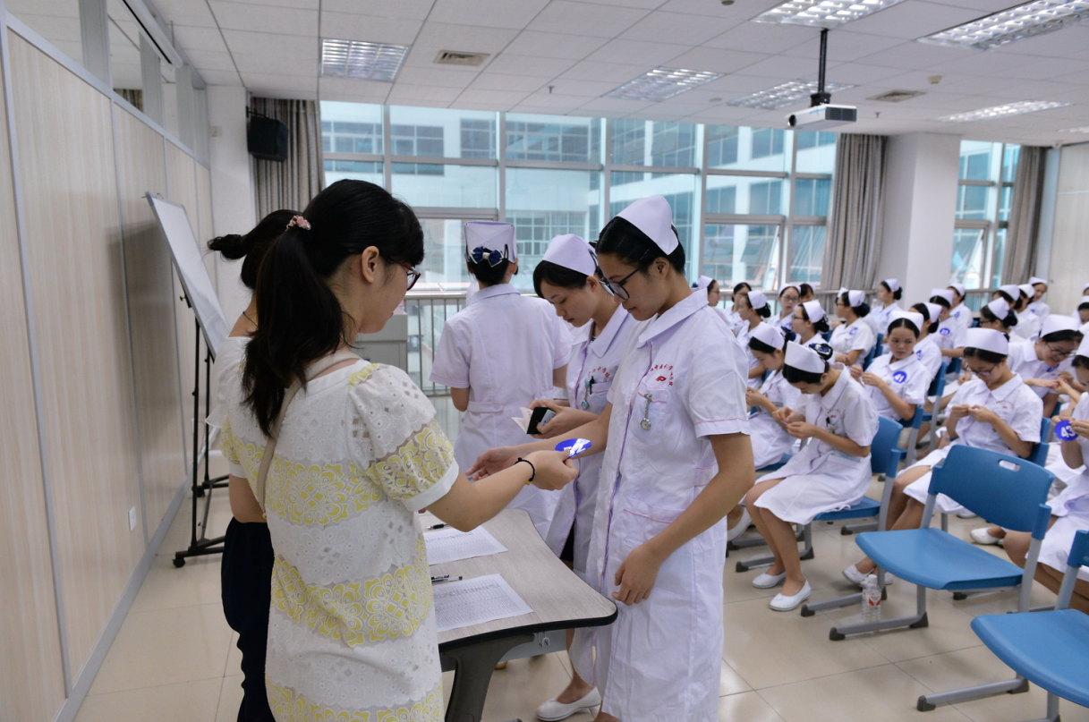 选手们进行抽签