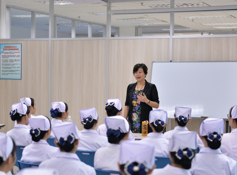 吴彬院长为选手们打气加油