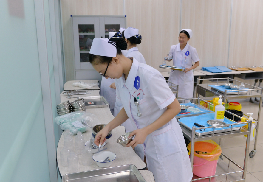 选手们进行备物