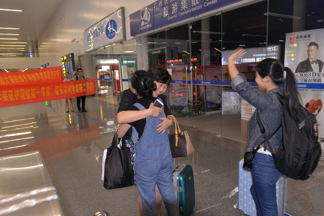 吴彬校长与二等奖获得者黎东尔同学亲切拥抱