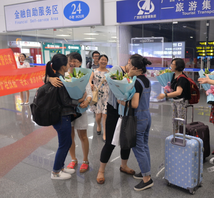 接机的老师欢迎参赛选手