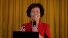 学校党委副书记、纪委书记杨连招给鸭脖离退休职工上党课