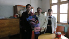 鸭脖走访慰问“自治区道德模范”蒋承曾副教授家属