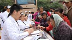 【学习十九大】赛恩斯新医药学院开展“党旗领航 助力脱贫——中医中药健康行”义诊活动