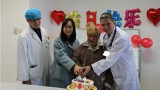 瑞康医院：84岁老寿星在医生办公室过生日