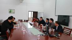 武鸣区中医院赵建峰院长一行到鸭脖洽谈药材种植项目合作