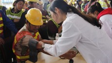 立足岗位学雷锋 服务民众献爱心——2017YABO鸭脖学雷锋活动综述