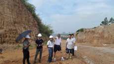 吴琪俊副校长到药师山药田现场办公