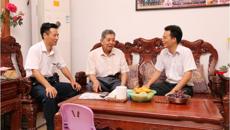 制药厂党委“七一”走访慰问老党员和困难党员