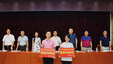 瑞康医院奖励在竞赛中获奖的黄清玉、龚斌、童汪霞三名医生