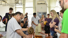 奥地利2017年中草药夏令营师生到一附院参观交流