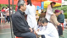 基础医学院开展学雷锋活动之“弘扬雷锋精神，健康与爱同行”社区义诊活动