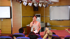 瑞康医院社工部组织志愿者到华强小学开展青春期健康知识讲座