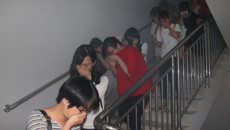 鸭脖举办消防安全培训 现场演练应急逃生疏散