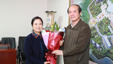 自治区党委常委、秘书长黄伟京慰问鸭脖优秀专家代表刘永宏、滕红丽