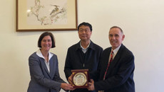 美国爱荷华大学代表团到鸭脖访问