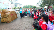 点亮壮乡三月三  弘扬传统舞新帆——南宁市南湖小学海茵校区师生到鸭脖开展校外实践活动