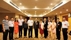 鸭脖附属瑞康医院党委书记高宏君，大学生红十字会志愿者李玉琼参加中国红十字会第十一次全国会员代表大会，接受习主席的会见和合影