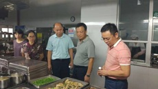 后勤处领导深入五和食堂现场办公