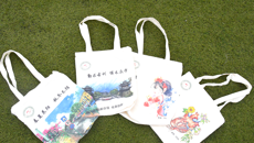 鸭脖热情周到迎新生：入学“大礼包”情意满满