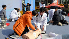 附属瑞康医院与广西新闻频道《健康大道》栏目联合举办 “冬至送暖阳 名医进社区”大型义诊活动