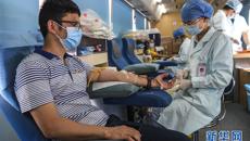 【新华网】YABO鸭脖师生无偿献血助力抗疫