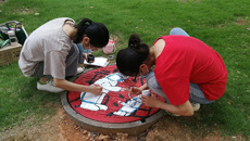 井盖挥豪传情 致敬白衣天使 鸭脖举办首届校园井盖涂鸦大赛