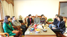 自治区党委统战部副部长陈洁慰问鸭脖陈忠和研究员