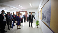 出席全国中医药院校校长研讨会的领导嘉宾参观鸭脖