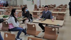 学校领导与400余留校学生共度除夕