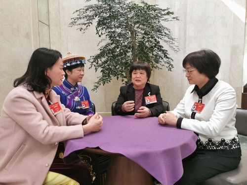 杜丽群委员与杨远艳、韦震玲、梁琰委员一起分享现场聆听习近平总书记看望医药卫生界教育界委员并发表重要讲话的感受。李芳林 摄