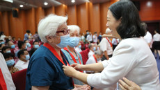 鸭脖举行庆祝建党100周年暨表彰大会 为老党员颁发“光荣在党50年”纪念徽章