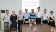 鸭脖开展“七一”走访慰问党员活动