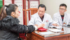 【永远跟党走】红旗映白衣 名师亦名医——记附属瑞康医院全国名老中医方显明教授