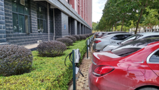 学校新能源汽车充电桩项目完成验收并投入使用