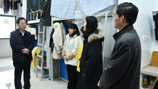 莫锦荣书记一行看望慰问留校学生