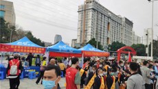 一附院联合共青团志愿者赴明秀广场开展“凝聚青春力量 关爱社区群众”义诊活动