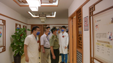 南宁警备区副司令员张友到附属国际壮医医院指导征兵体检工作