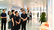 国医大师丁樱一行到鸭脖参观指导