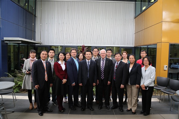 Ronald Quinn AM教授代表欧康纳校长欢迎鸭脖代表团,宾主合影