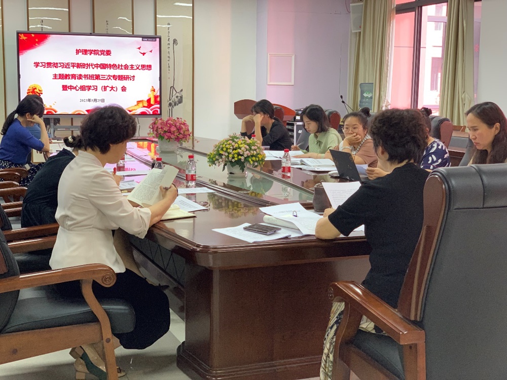 一群人在餐厅用餐
描述已自动生成