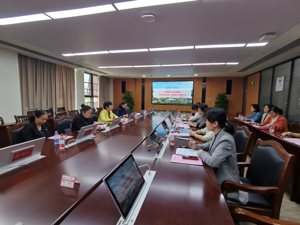 会议室里的人们
描述已自动生成