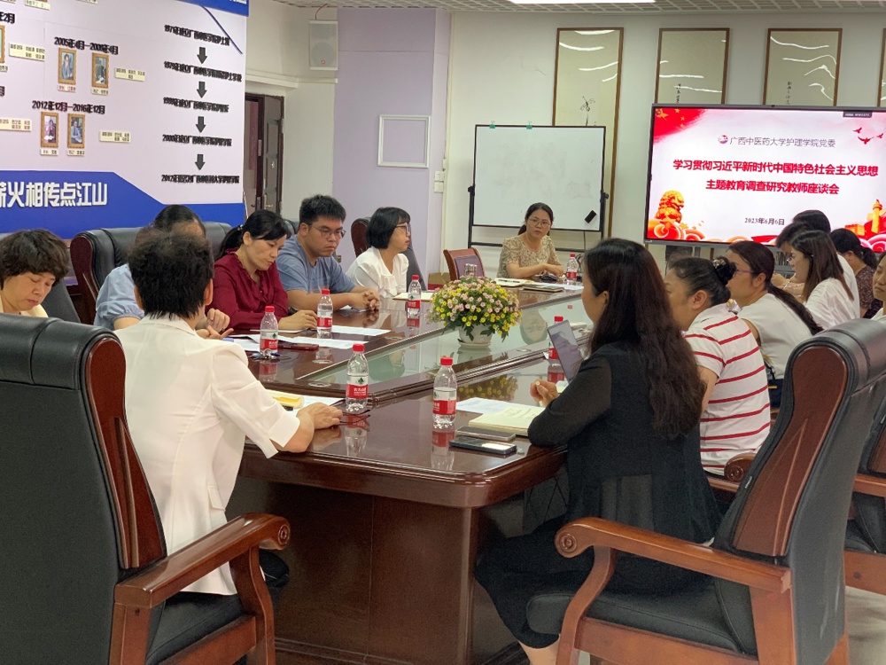 一群人在餐厅吃饭
描述已自动生成