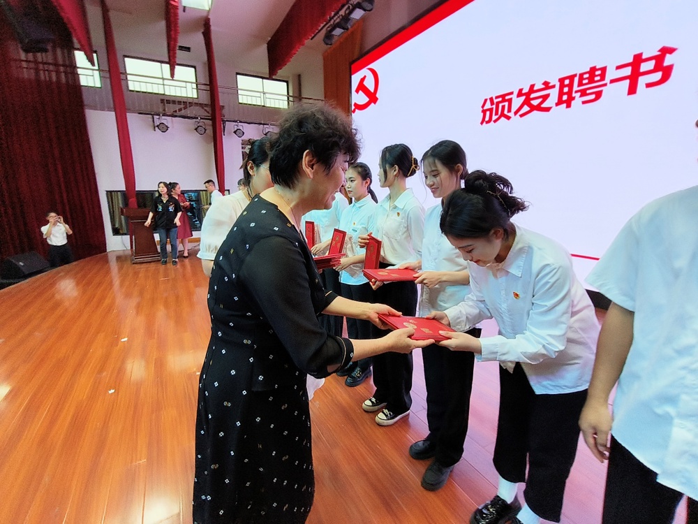 图片包含 人, 男人, 桌子, 站
描述已自动生成