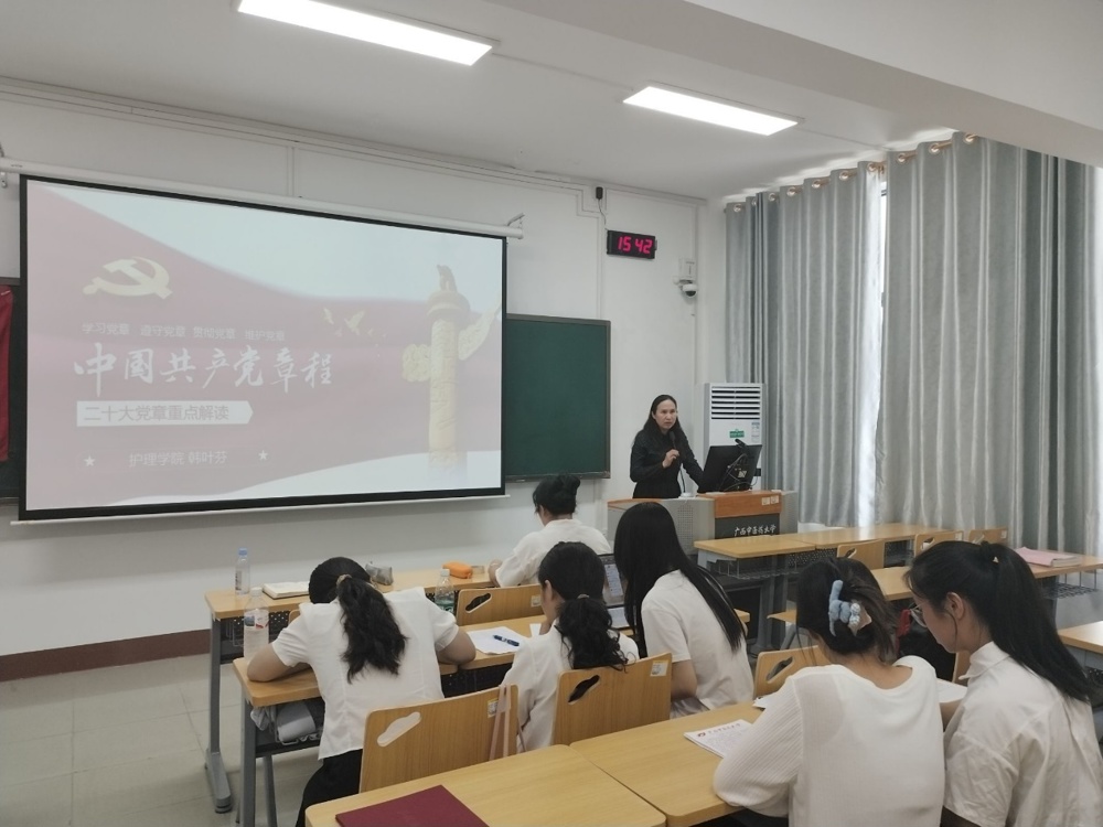 会议室里的人们
描述已自动生成