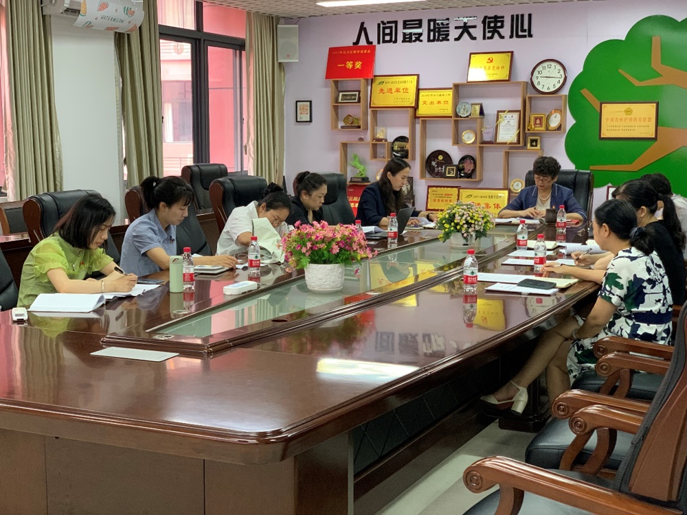 一群人在餐厅吃饭
中度可信度描述已自动生成