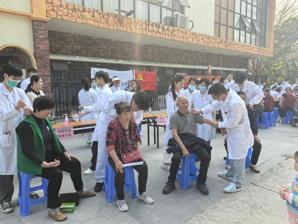 学生志愿者为居民提供中医特色服务