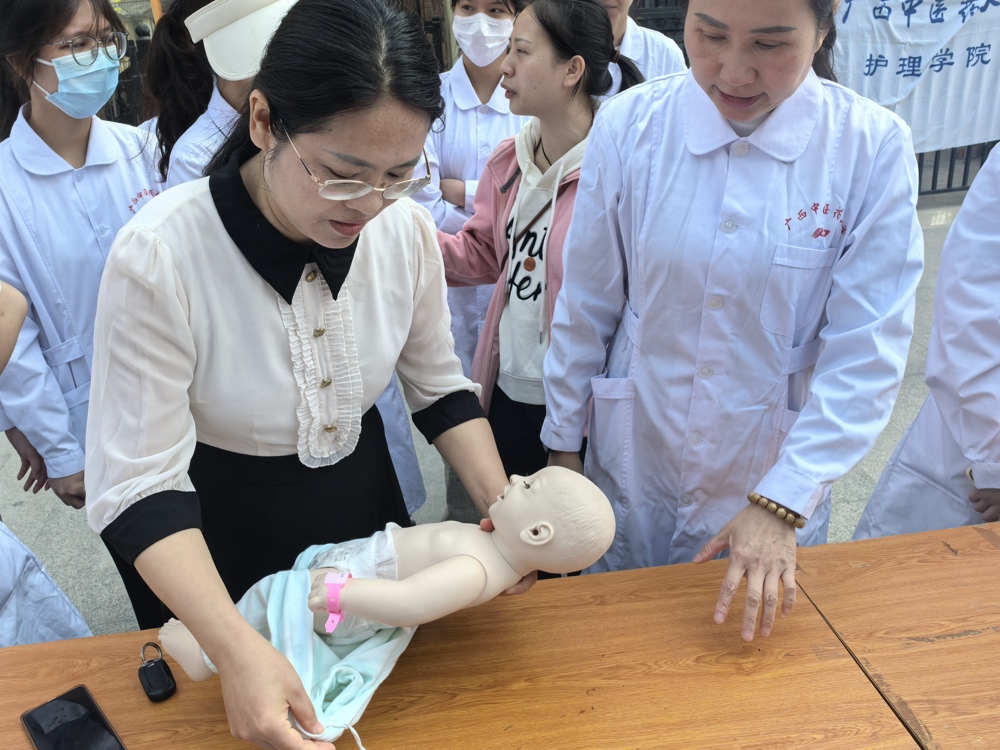 韩叶芬院长为居民做母婴护理咨询