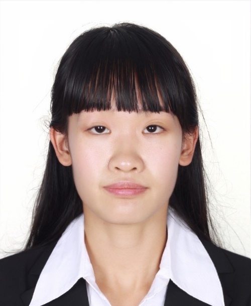 年轻的女人在微笑
描述已自动生成